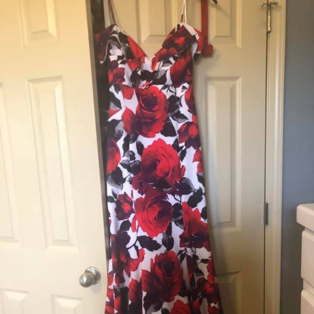 Formal dress - Picture 1 of 4